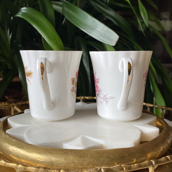 Vintage Pair of Fine Bone China Floral + Gold Trim Fluted Mugs - Made in England - Picture 6 of 10